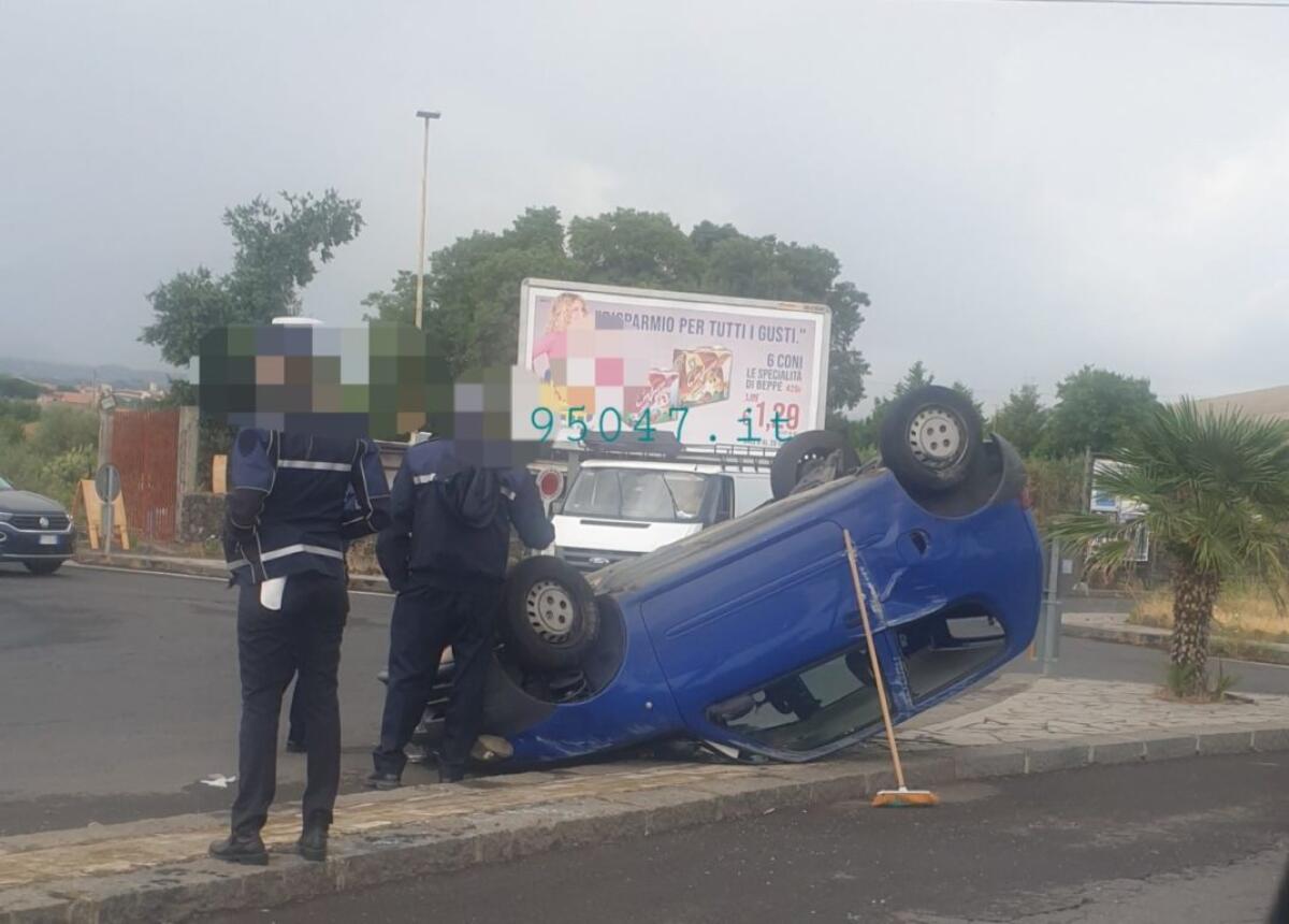 BELPASSO: AUTO SI RIBALTA FERITA UNA DONNA - 