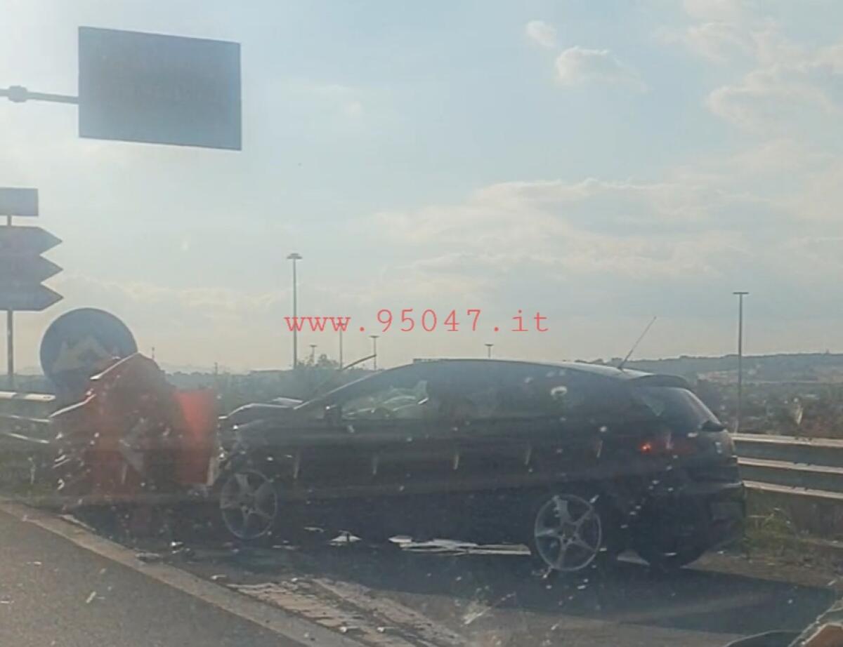 AUTO CONTRO GUARDRAIL SULLA SS121 NELLO SVINCOLO VALCORRENTE, TRE FERITI - 