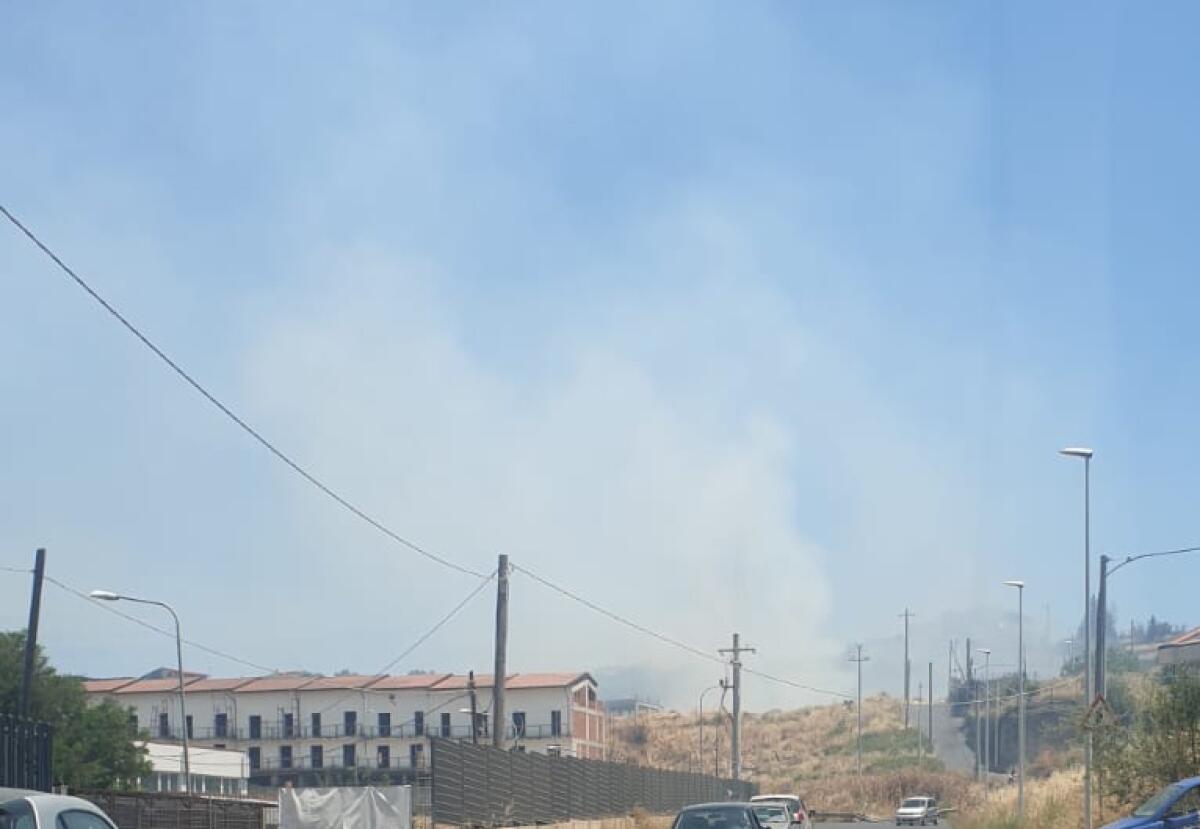 PATERNÒ: ALTA COLONNA DI FUMO PER INCENDIO STERPAGLIE IN ZONA GIACONIA - 