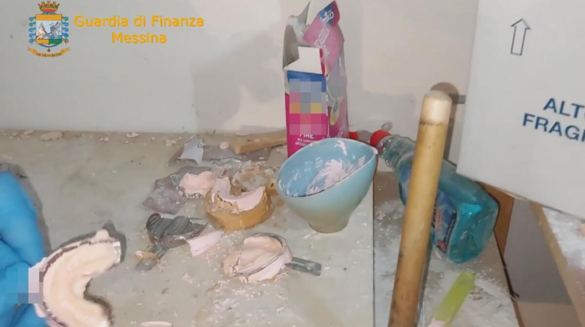 MESSINA: SÌ FINGEVA  DENTISTA MA ERA PANETTIERE: EFFETTUAVA VISITE ED INTERVENTI IN UNO STUDIO IN PESSIME CONDIZIONI - 