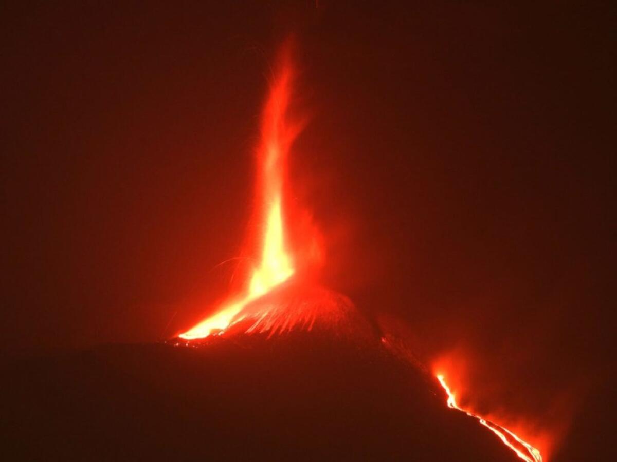 ETNA, ENNESIMA NOTTE DI COLATE E FONTANE DI LAVA - 