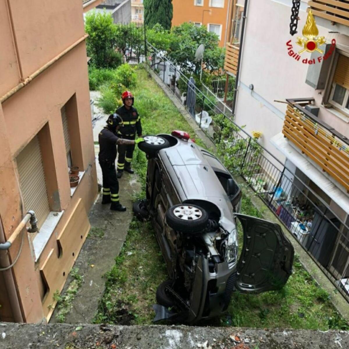 GENOVA, PERDE IL CONTROLLO DELL’AUTO E FINISCE NEL GIARDINO DI UN CONDOMINIO, ILLESO - 