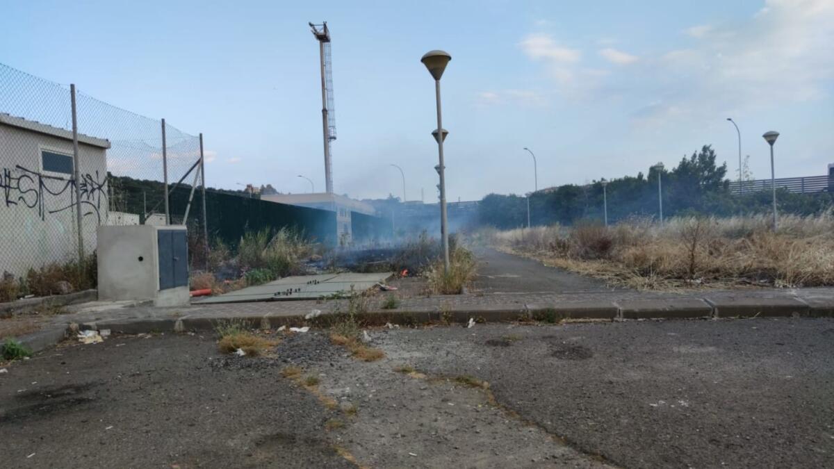 PATERNO': ENNESIMO INCENDIO DI STERPAGLIE, TRA IL VIALE DEI PLATANI ED IL  CORSO ITALIA - 