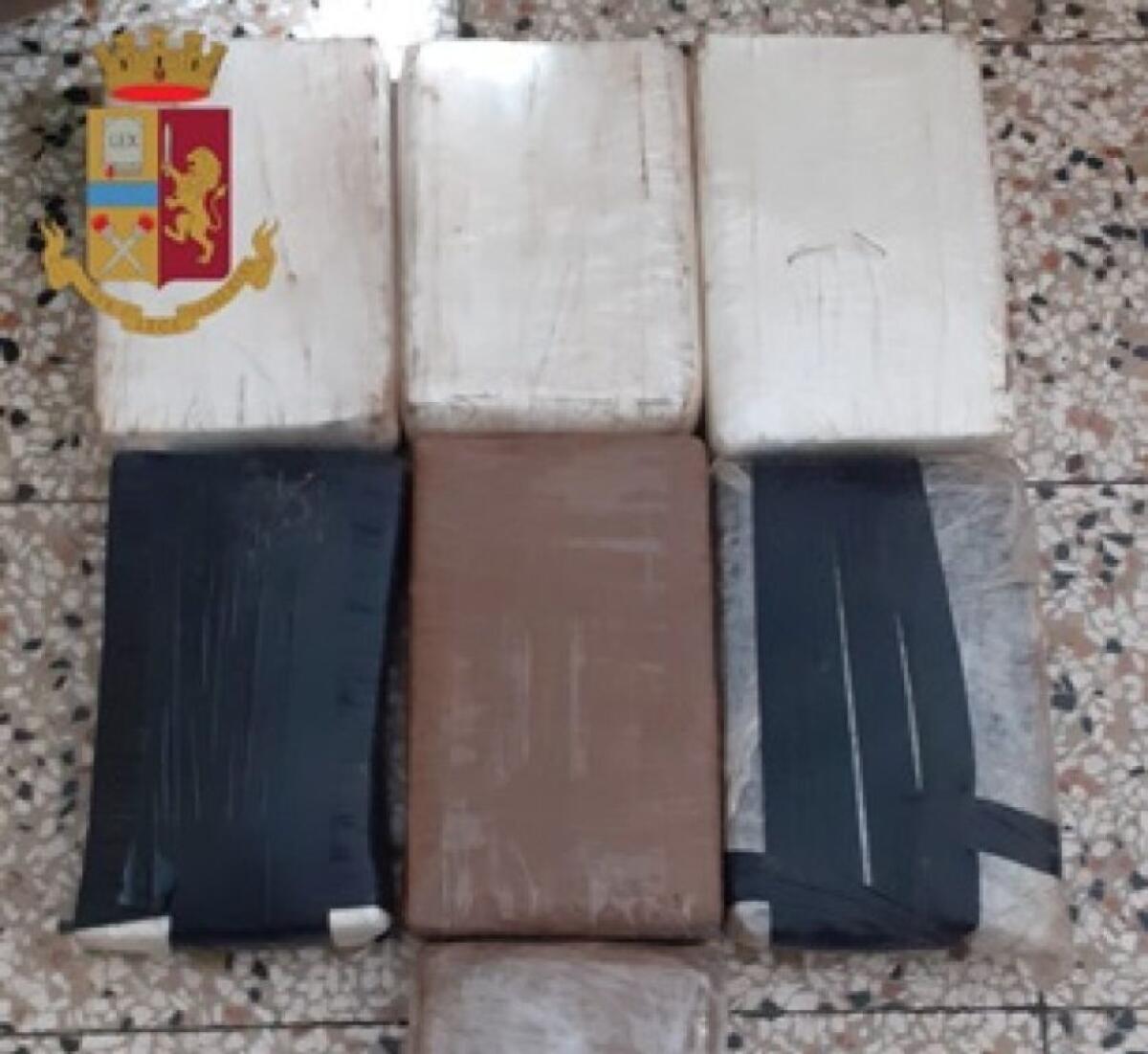 CATANIA:   CORRIERE DELLA DROGA FERMATO AL CASELLO CON 7 CHILI DI COCAINA - 