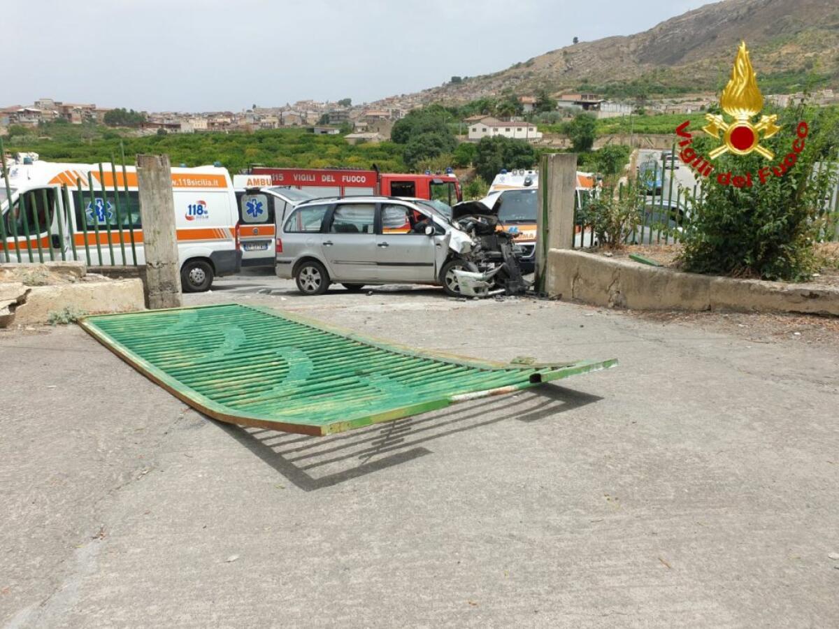 GRAVE INCIDENTE IERI A PALAGONIA, AUTO SI SCHIANTA CONTRO UN CANCELLO - 