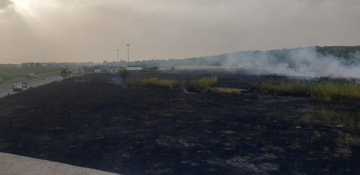 VASTO INCENDIO STERPAGLIE A RIDOSSO DELLA SS121 - 