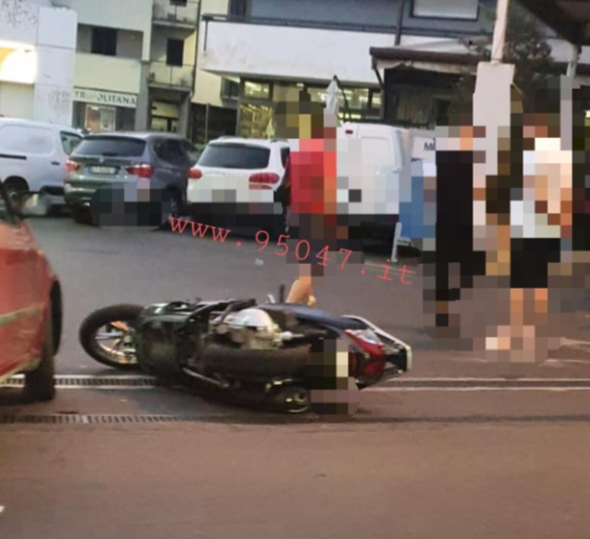 PATERNO'. SCONTRO AUTO SCOOTER IN VIA VITTORIO EMANUELE IERI SERA - 