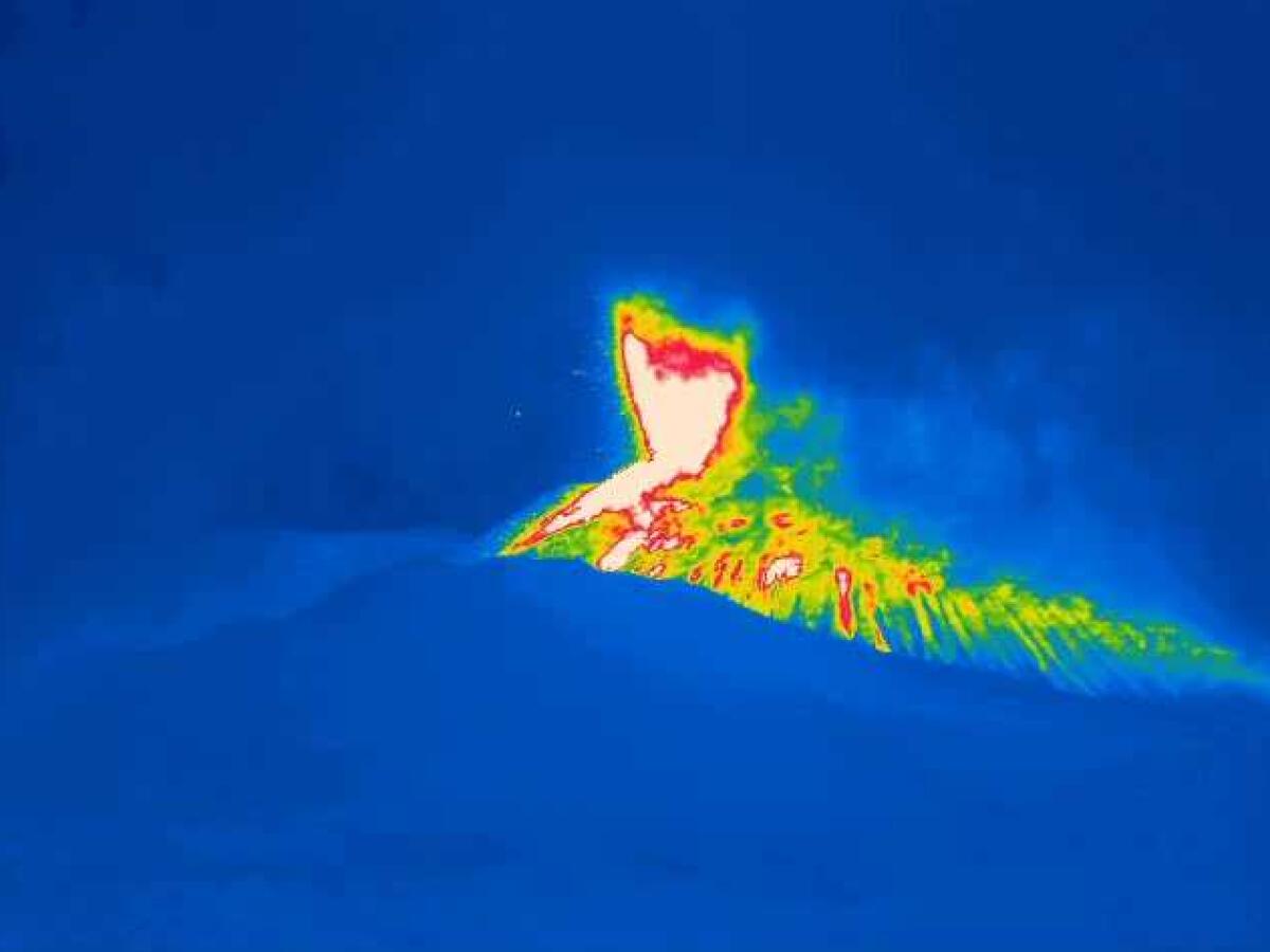 ETNA. INGV: TREMORE VULCANICO IN DIMINUZIONE, NUBE ALTA 6 KM - 