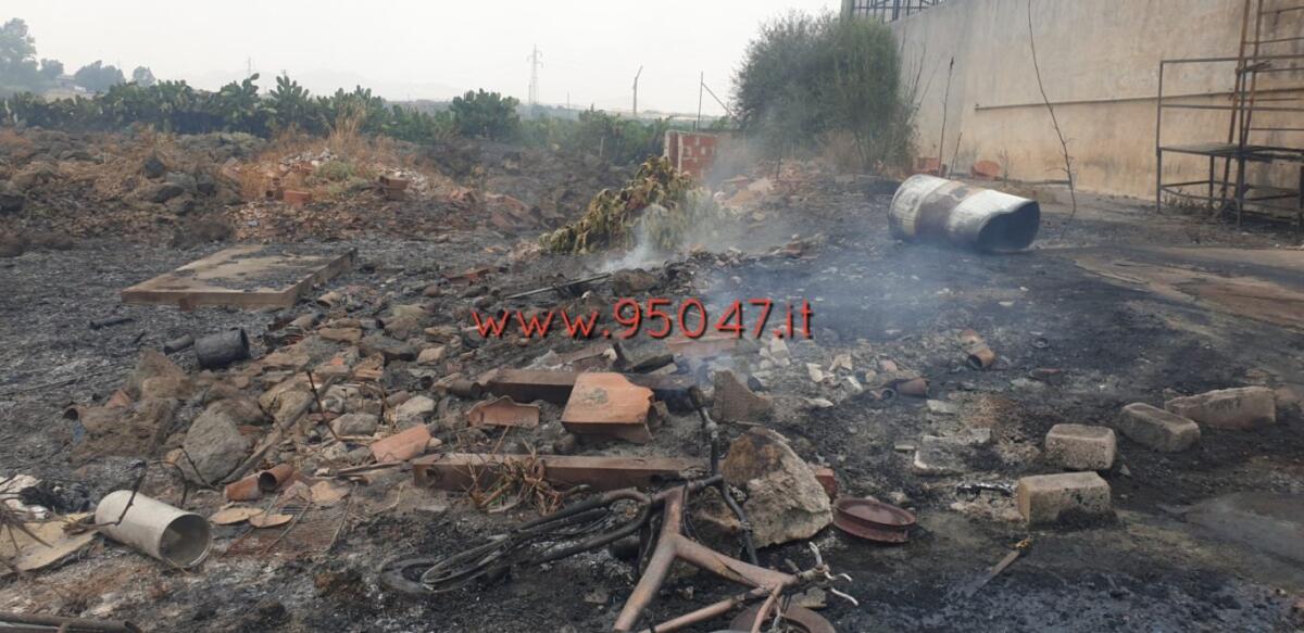 VASTO INCENDIO STERPAGLIE IN CONTRADA POGGIO MONACO, DISTRUTTI AGRUMETI - 