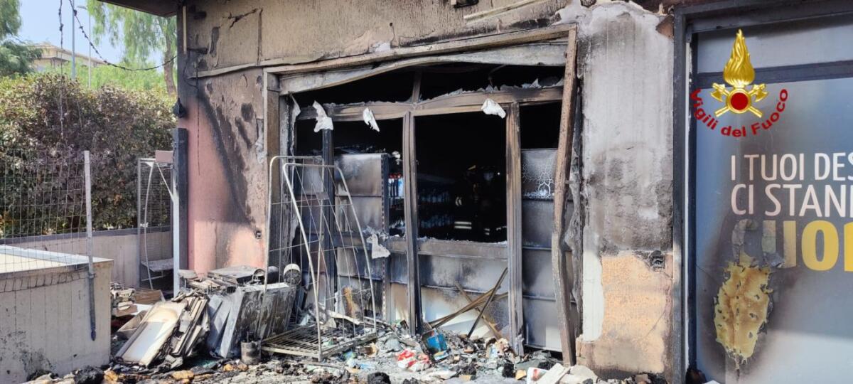 INCENDIO IN UN SUPERMERCATO A MASCALUCIA: I VIGILI DEL FUOCO RIESCONO A SPEGNERE IL ROGO - 