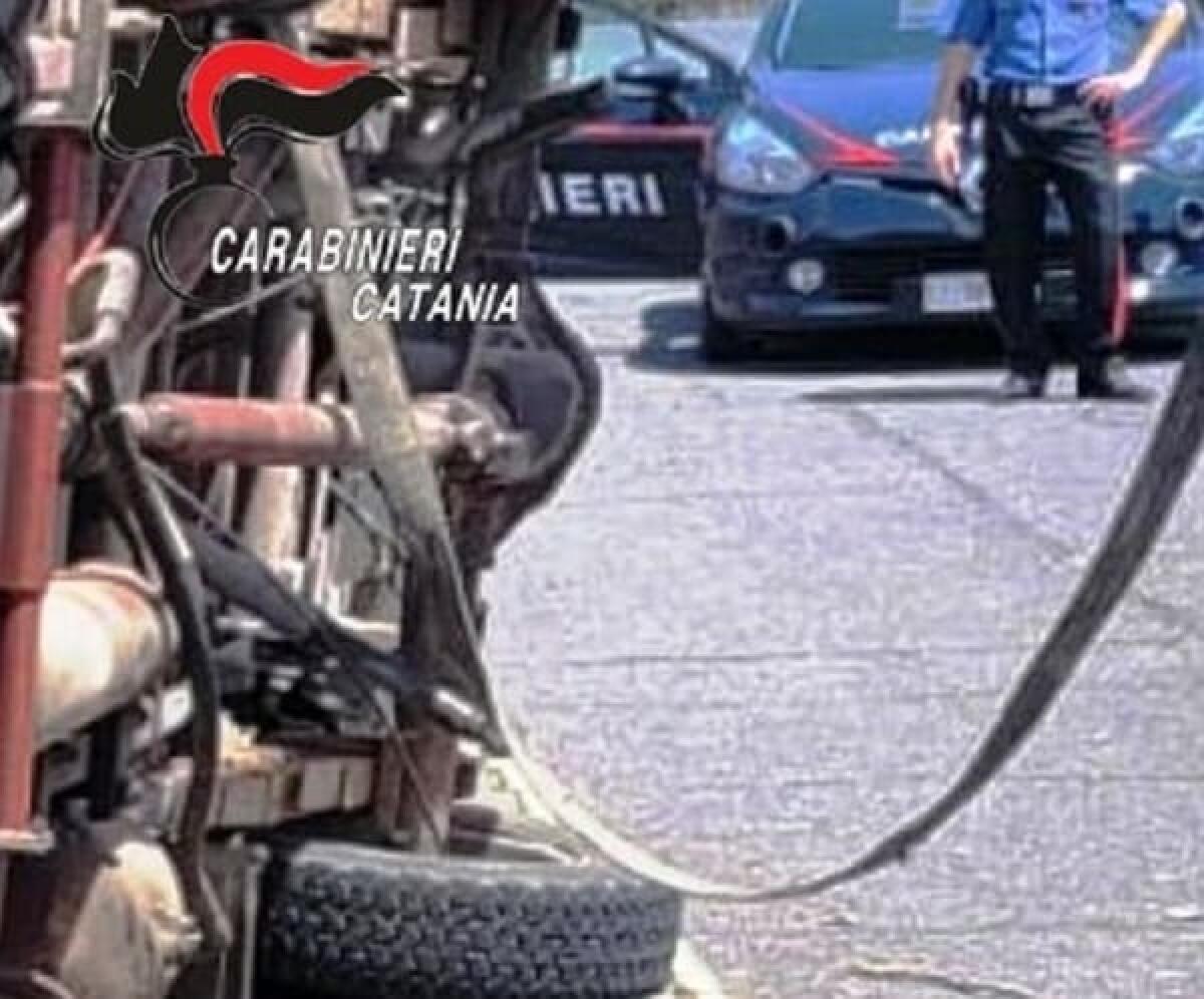 CAMPOROTONDO ETNEO. RUBANO UNA MACCHINA, MA NELL’INSEGUIMENTO UNO DEI DUE SI SCHIANTA CON IL CAMION - 