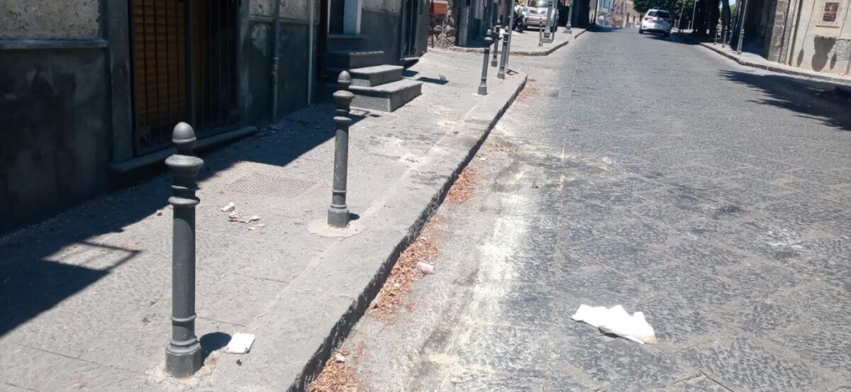 PATERNO': FALCIATI ALCUNI PALETTI IN GHISA DELIMITANTI IN PIAZZA DELLA CONCORDIA - 