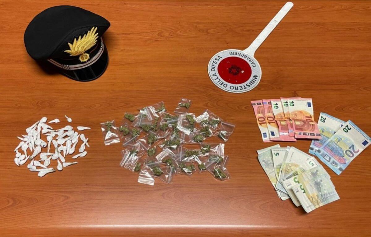 CONFONDE IL CARABINIERE PER UN CLIENTE OFFRENDOGLI “ERBA”, ARRESTATO 20ENNE DI MISTERBIANCO - 