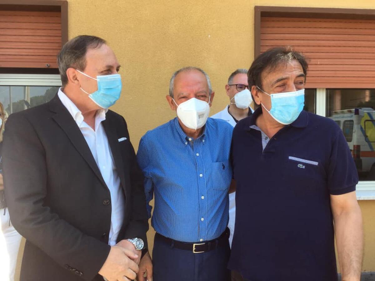 PATERNÒ - VISITA DEL COMMISSARIO COVID DOTT. PINO LIBERTI AL CENTRO VACCINALE "UN NONNO PER AMICO" - 