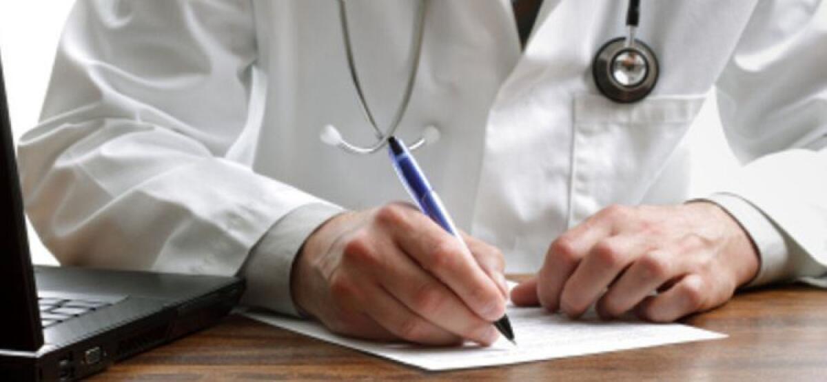 CATANIA:  CALCI E PUGNI AL MEDICO CHE NON VUOLE VISITARLA - 