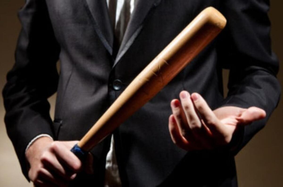 ADRANO. “FAMMI PASSARE”: MA L’AUTISTA SCENDE E LO PRENDE A MAZZATE - 