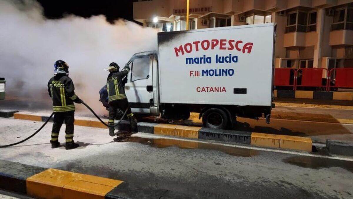 FURGONE DI UNA DITTA CATANESE A FUOCO IN PIAZZALE ATTESA IMBARCHI PER LA SICILIA - 