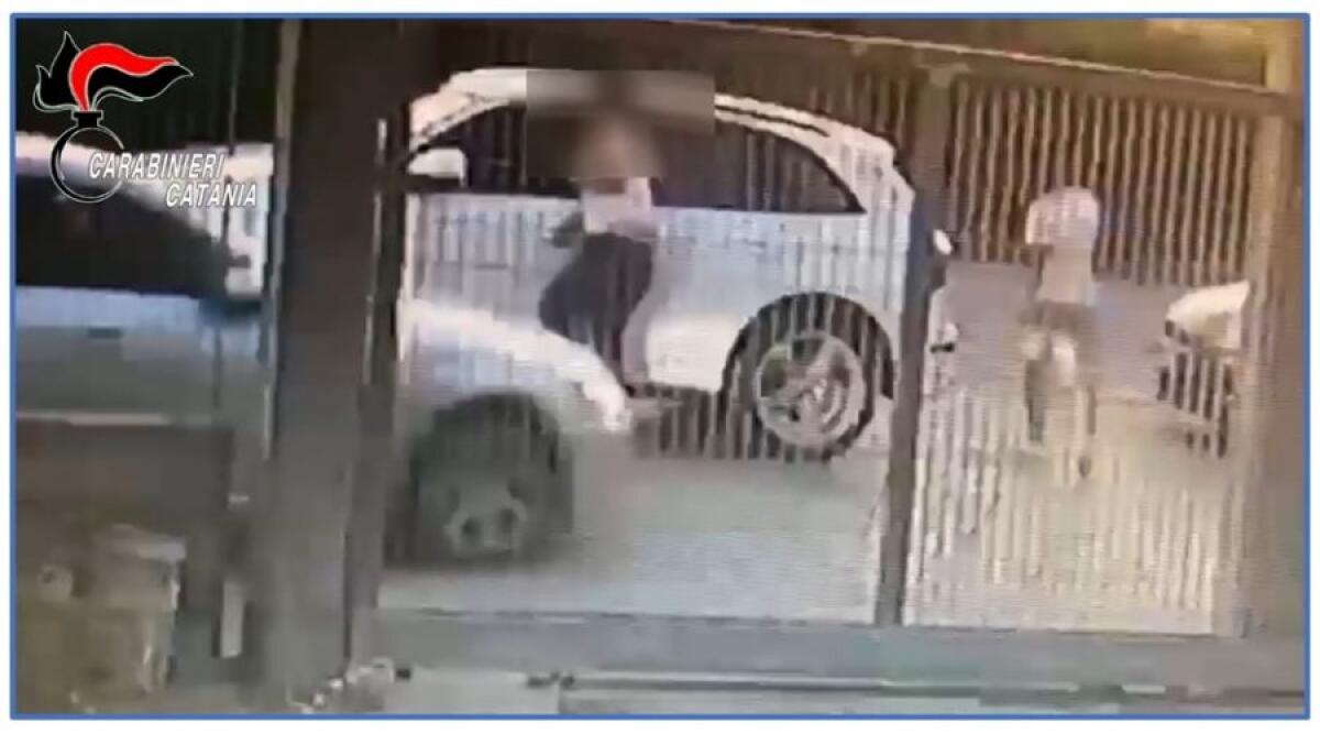 PALAGONIA: TENTA DI TRAVOLGERE CON L’AUTO IL COGNATO CHE, SCAMPATO IL PERICOLO, LO ACCOLTELLA - 