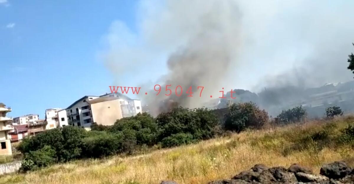 PATERNO’: ENNESIMO INCENDIO DI STERPAGLIE IN CITTA’, DENSA COLONNA DI FUMO - 