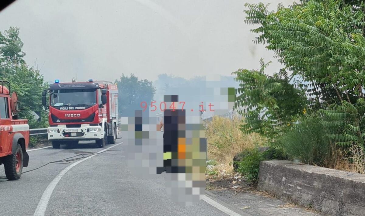VASTO INCENDIO DI STERPAGLIE IN CORSO IN VIA MONGIBELLO,  CHIUSA LA STRADA - 