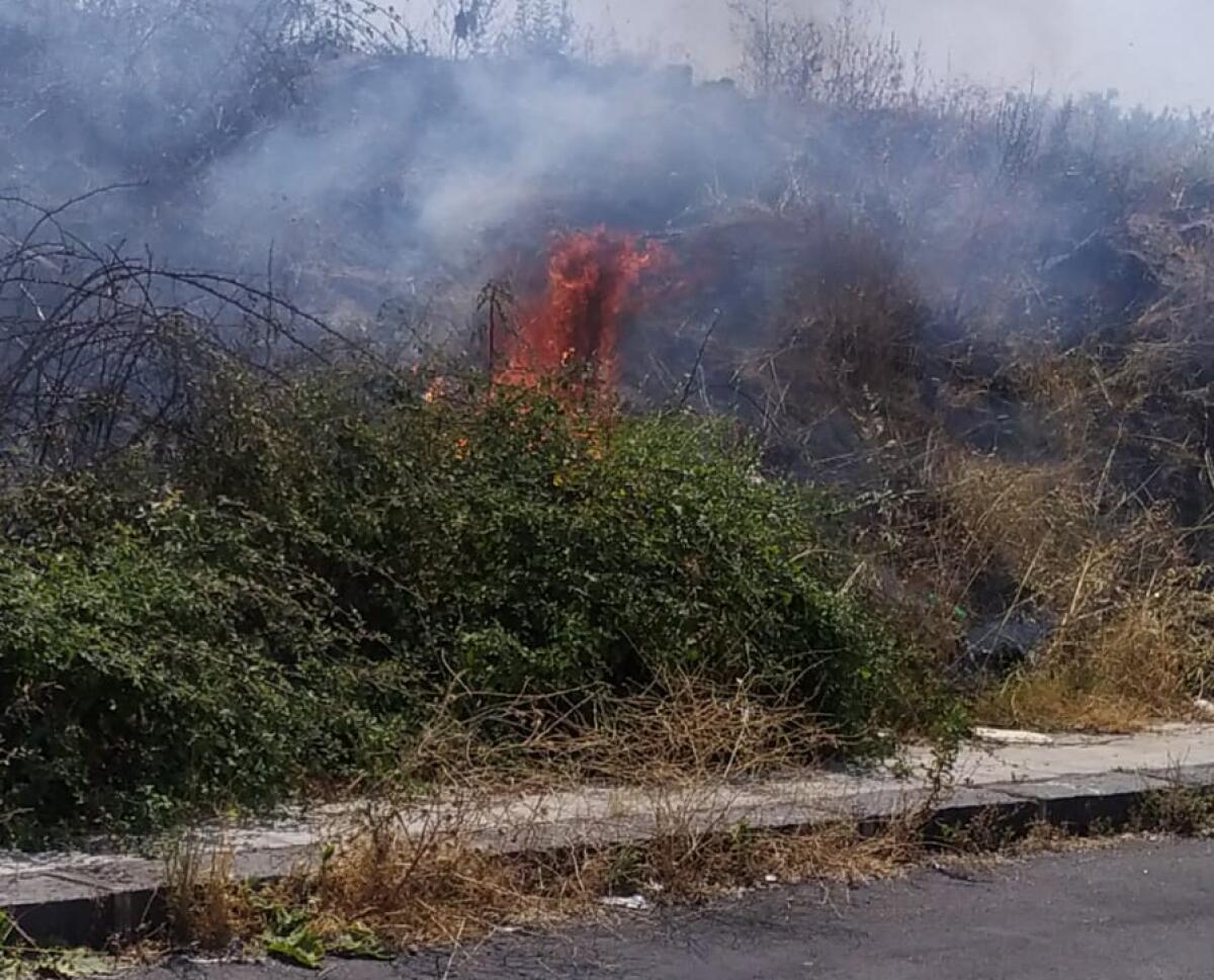 PATERNO’: INCENDIO STERPAGLIE AL CORSO MARCO POLO - 