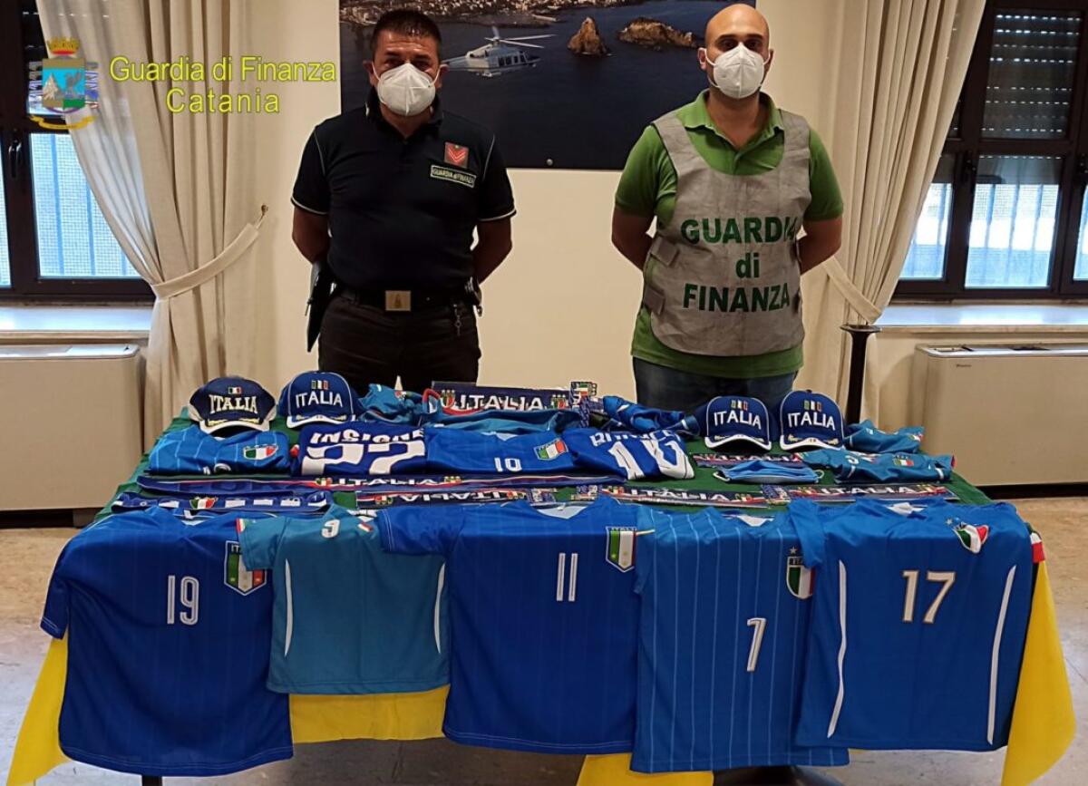 CATANIA: MAGLIE, SCIARPE E GADGET DELLA NAZIONALE ITALIANA DI CALCIO CONTRAFFATTI, DENUNCIATO CITTADINO ITALIANO - 