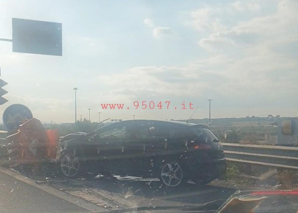 AUTO CONTRO GUARDRAIL SULLA SS121 NELLO SVINCOLO VALCORRENTE - 