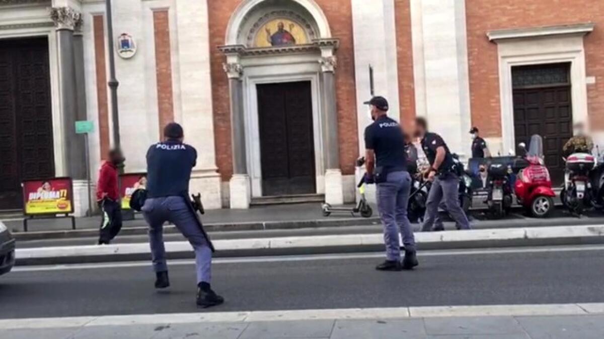 ROMA,MINACCIA LA POLIZIA CON COLTELLO: AGENTE SPARA PER FERMARLO - 