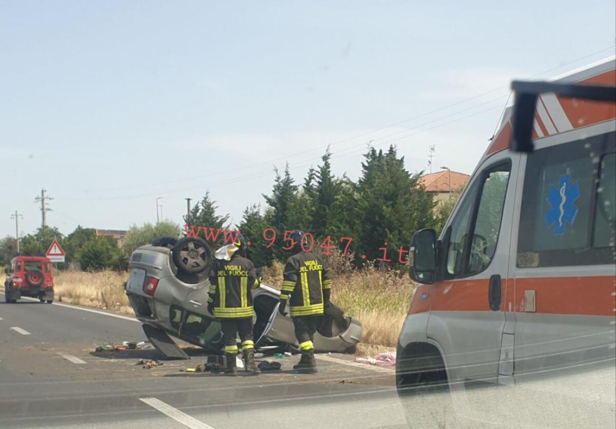 INCIDENTE SULLLA SS121, AUTO SI RIBALTA - 
