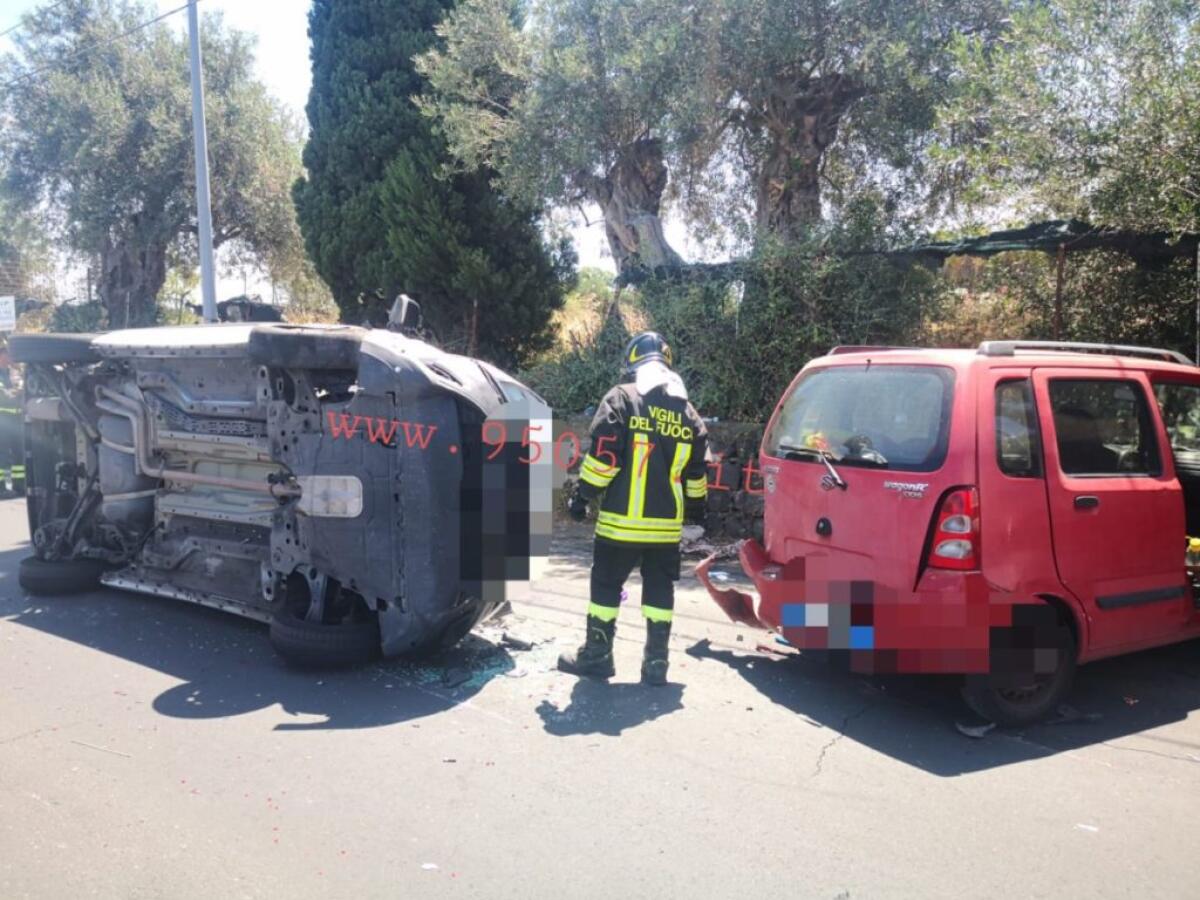INCIDENTE A MOTTA SANT'ANASTASIA, DUE VETTURE SI SCONTRANO E UNA SI RIBALTA SU UN LATO - 