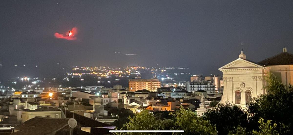AGGIORNAMENTO: VULCANO DÀ SPETTACOLO,TRABOCCO LAVICO DA SUD-EST - 