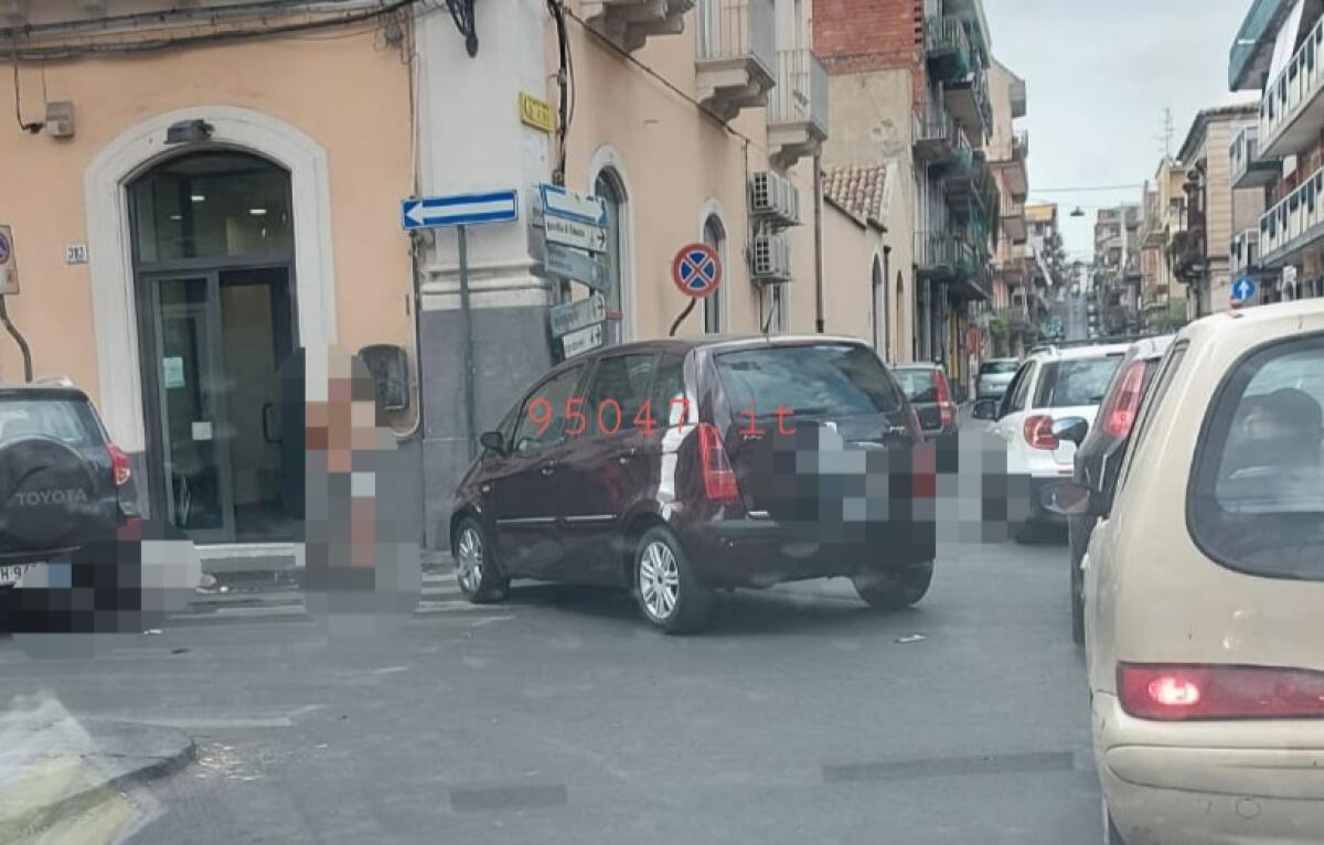PATERNO': SCONTRO TRA DUE AUTO NELLA CENTRALISSIMA VIA VITTORIO EMANUELE - 