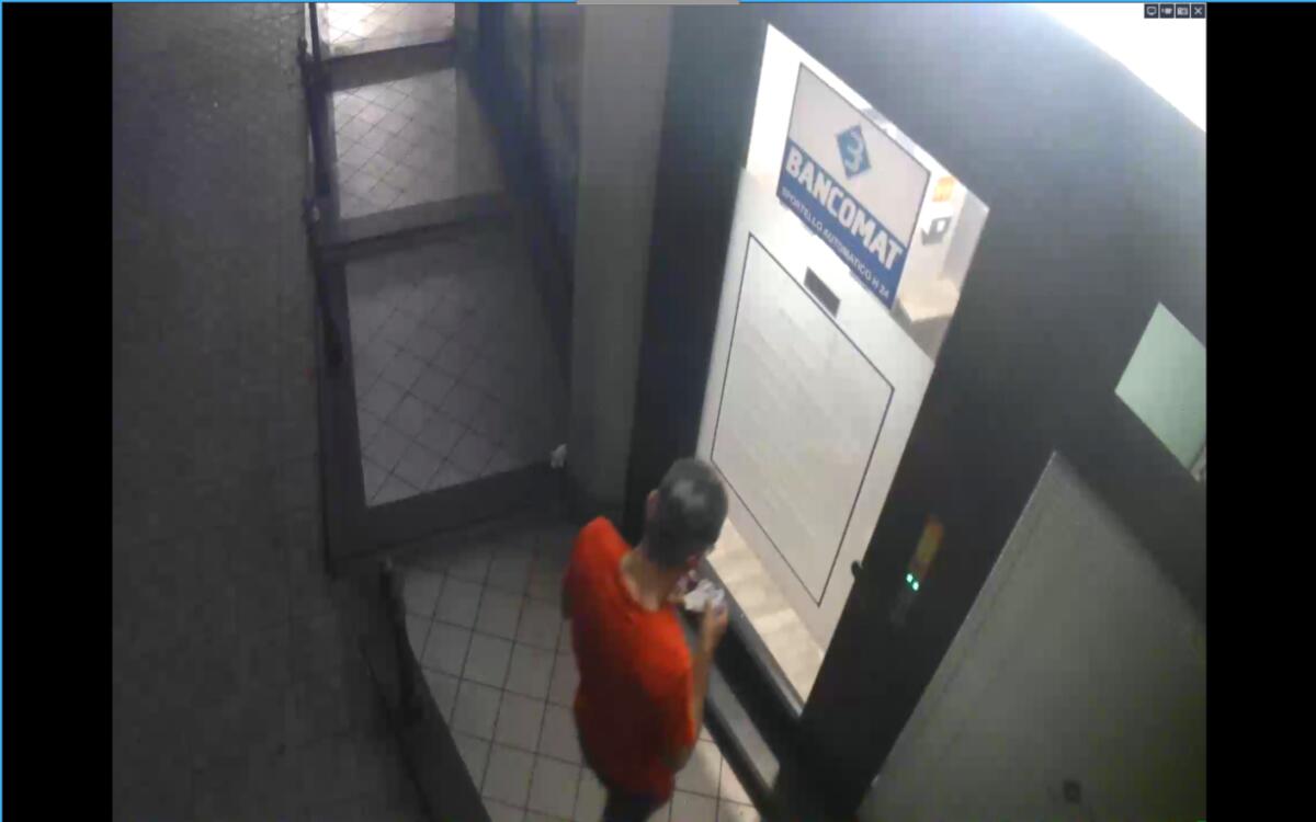 GLI RUBANO DALLA MACCHINA LA VALIGETTA CON I CODICI BANCOMAT PRELEVANDO UN’ INGENTE SOMMA DI DENARO, DENUNCIATO - 