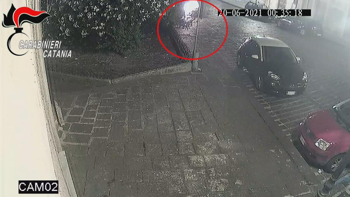 CALTAGIRONE. IN UNA SOLA NOTTE AVEVA INCENDIATO 7 AUTOVETTURE: IDENTIFICATO E DENUNCIATO - 