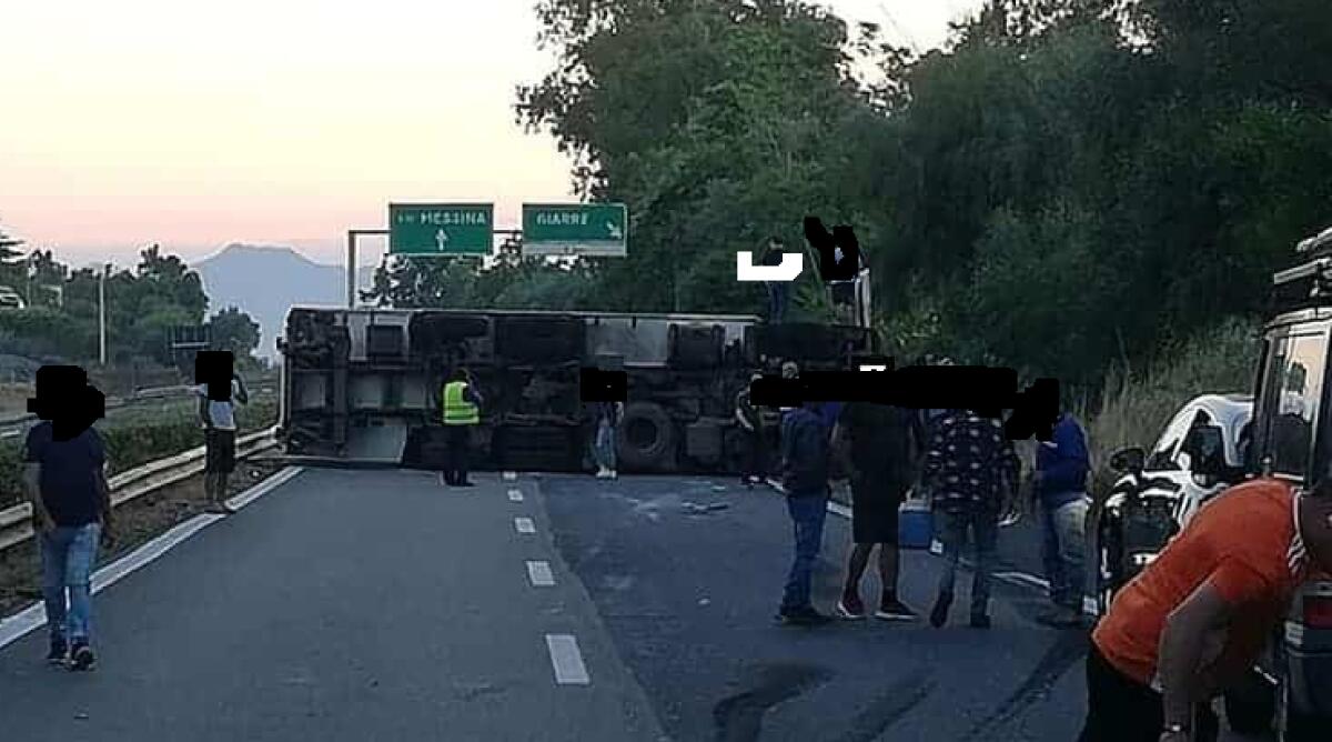 CAMION SI RIBALTA SULL'A18. USCITA OBBLIGATORIA ACIREALE - 