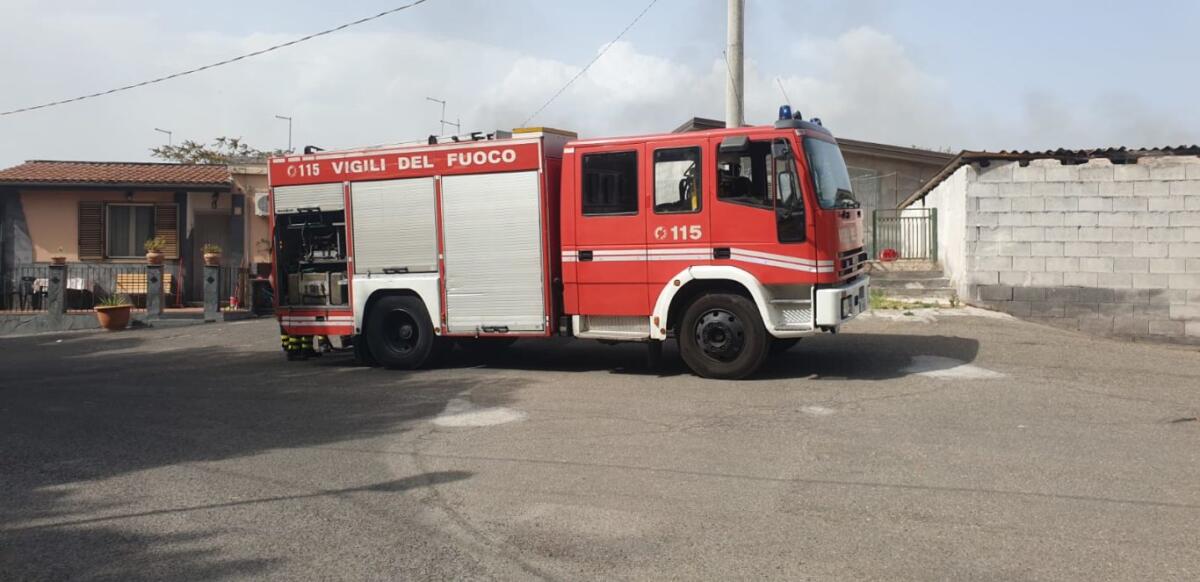 INCENDIO DI STERPAGLIE VICINO ALLE CASE, PAURA IN VIA CESAREA - 
