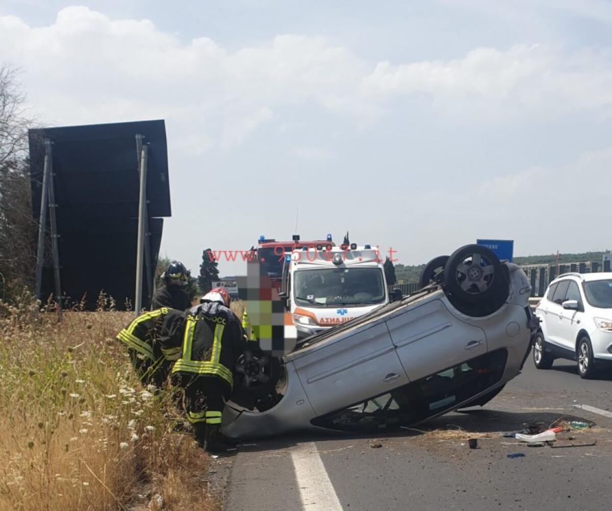 AUTO SI RIBALTA SULLA SS121, ILLESO IL CONDUCENTE - 