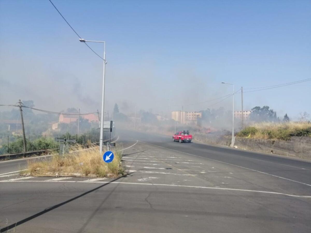 VASTO INCENDIO DI STERPAGLIE E ROVI IN CORSO A MOTTA SANT'ANASTASIA - 