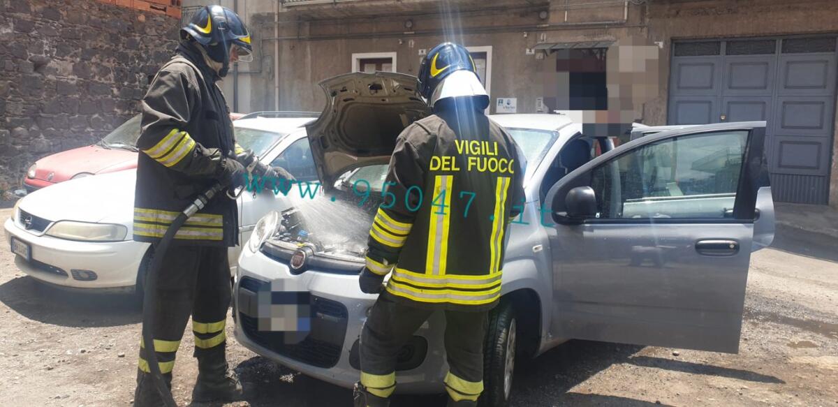 PATERNO’: AUTO PRENDE FUOCO PER CORTO CIRCUITO - 