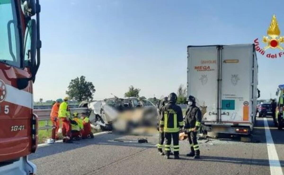 PIACENZA, SCONTRO TRA FURGONE E TIR IN AUTOSTRADA: CINQUE MORTI - 