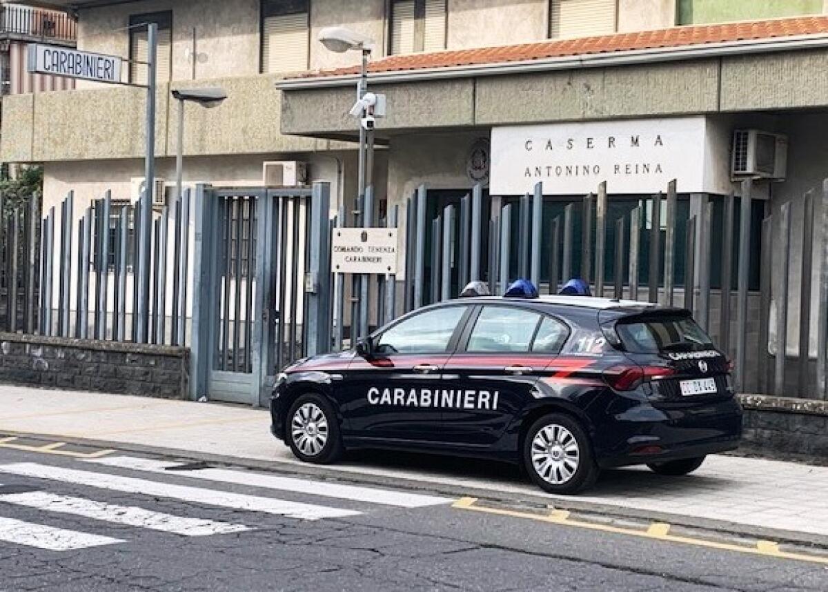MASCALUCIA: LEI VA A PARTORIRE IL TERZO FIGLIO MENTRE I CARABINIERI BADANO AI DUE FRATELLINI - 