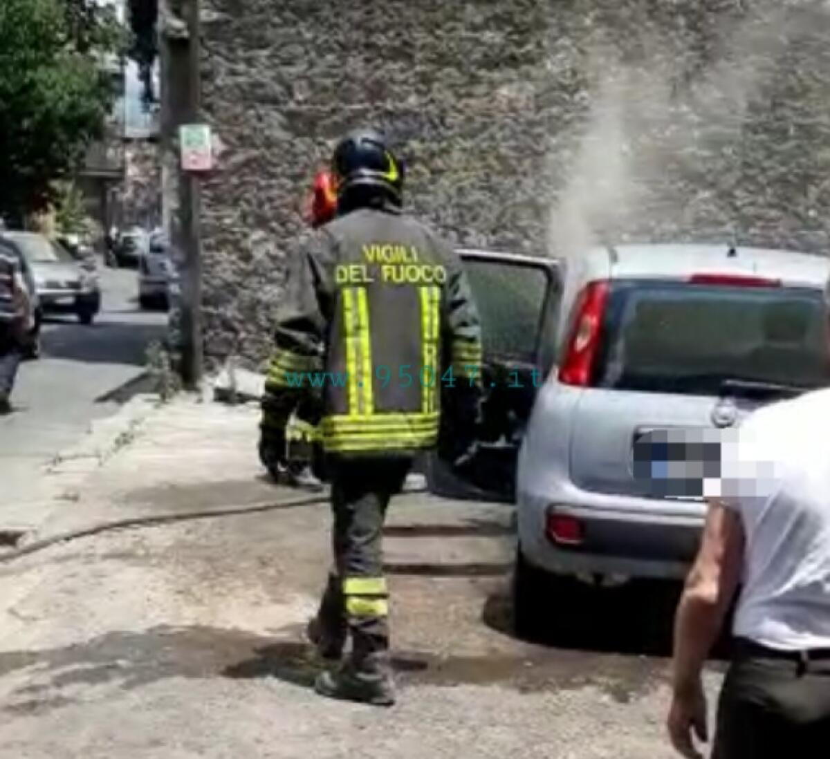 PATERNO': AUTO PARCHEGGIATA PRENDE FUOCO PER CORTO CIRCUITO - 