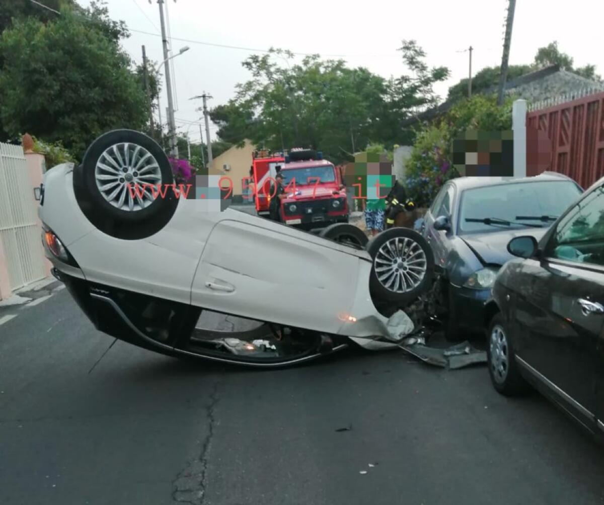 MISTERBIANCO: SBATTE CONTRO AUTO PARCHEGGIATE E SI RIBALTA, FERITO - 