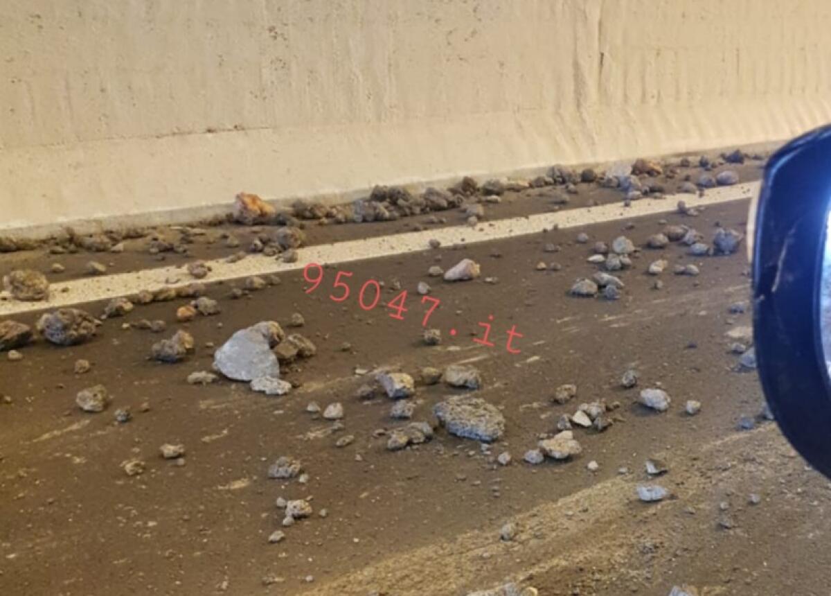 TIR PERDE CARICO DI PETRE LUNGO LA CATANIA SIRACUSA, TRATTO CHIUSO E DECINE DI AUTO CON LE GOMME BUCATE - 