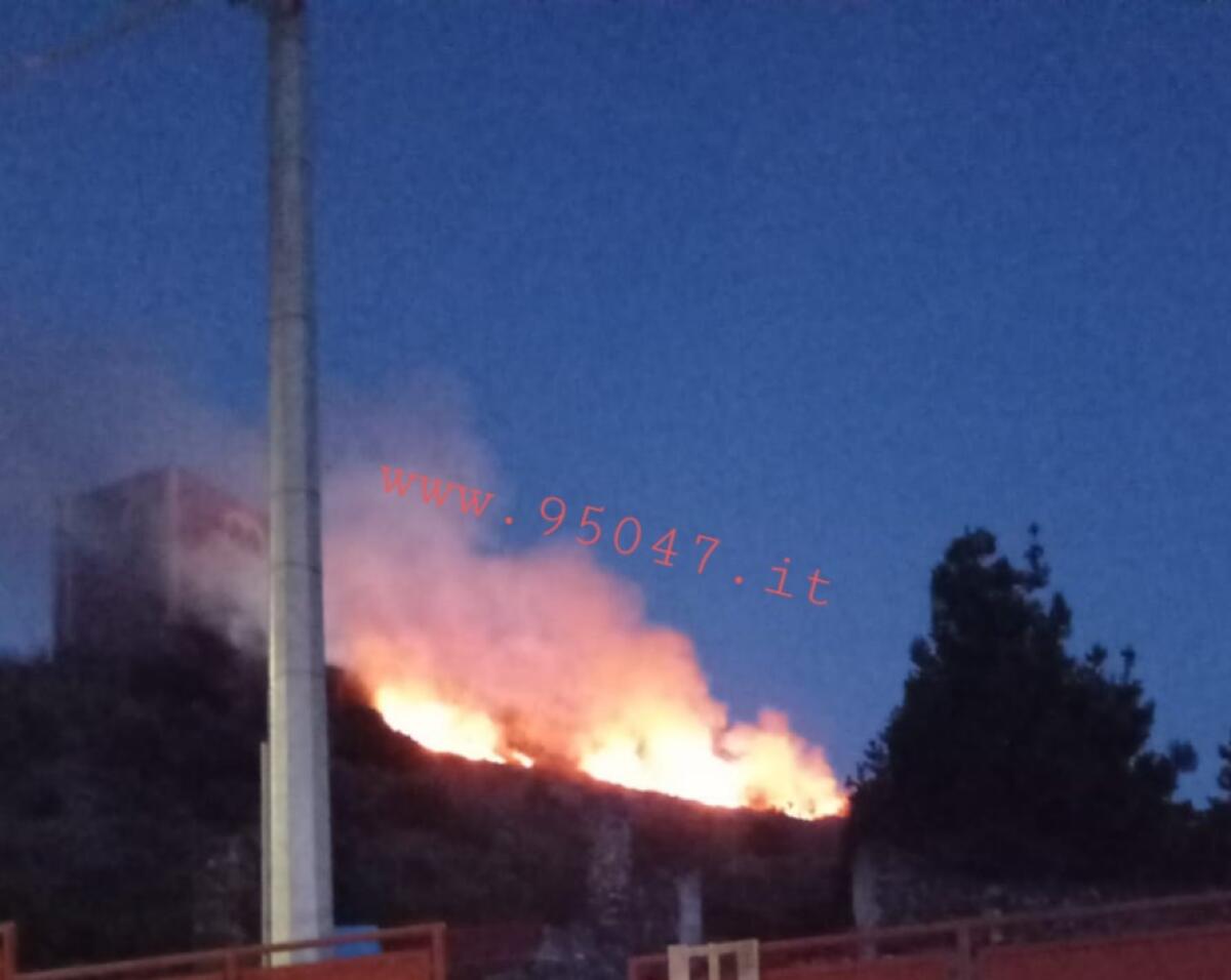 PATERNÒ:  VASTO INCENDIO IN CORSO SULLA COLLINA STORICA - 