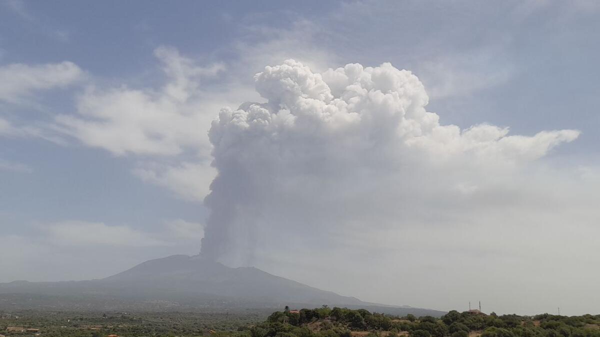 AGGIORNAMENTO. ETNA FORTE ATTIVITÀ STROMBOLIANA IN CORSO E NUBE ALTA 7KM - 