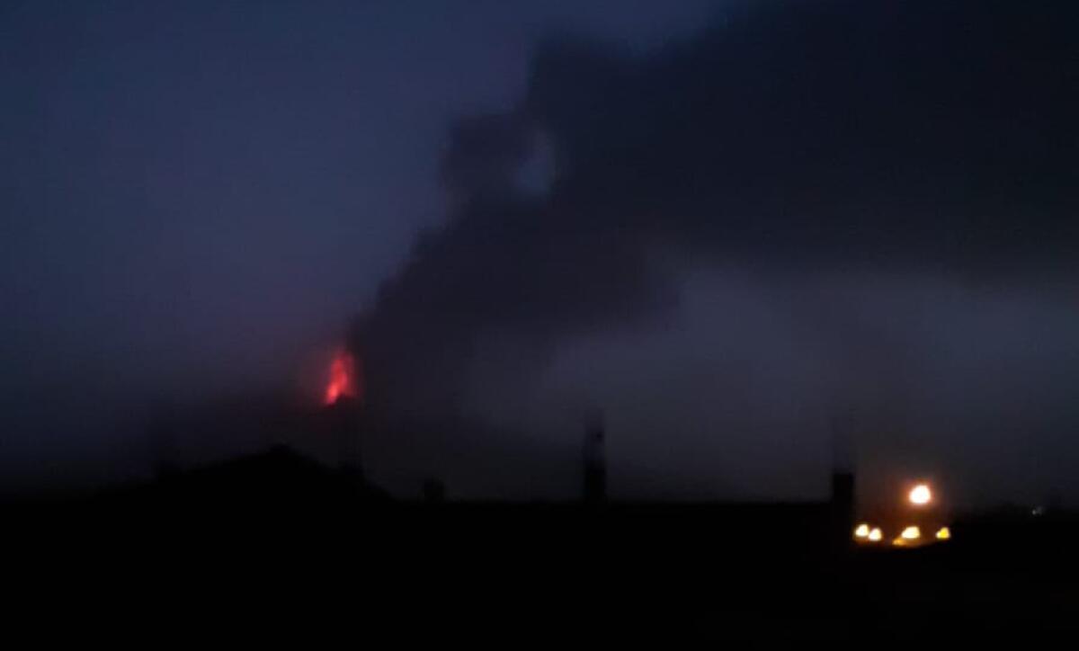 ETNA, NUOVO PAROSSISMO  NELLA NOTTE, NUBE  ALTA 9 KM E RICADUTA DI LAPILLI NELLA ZONA DI GIARRE - 