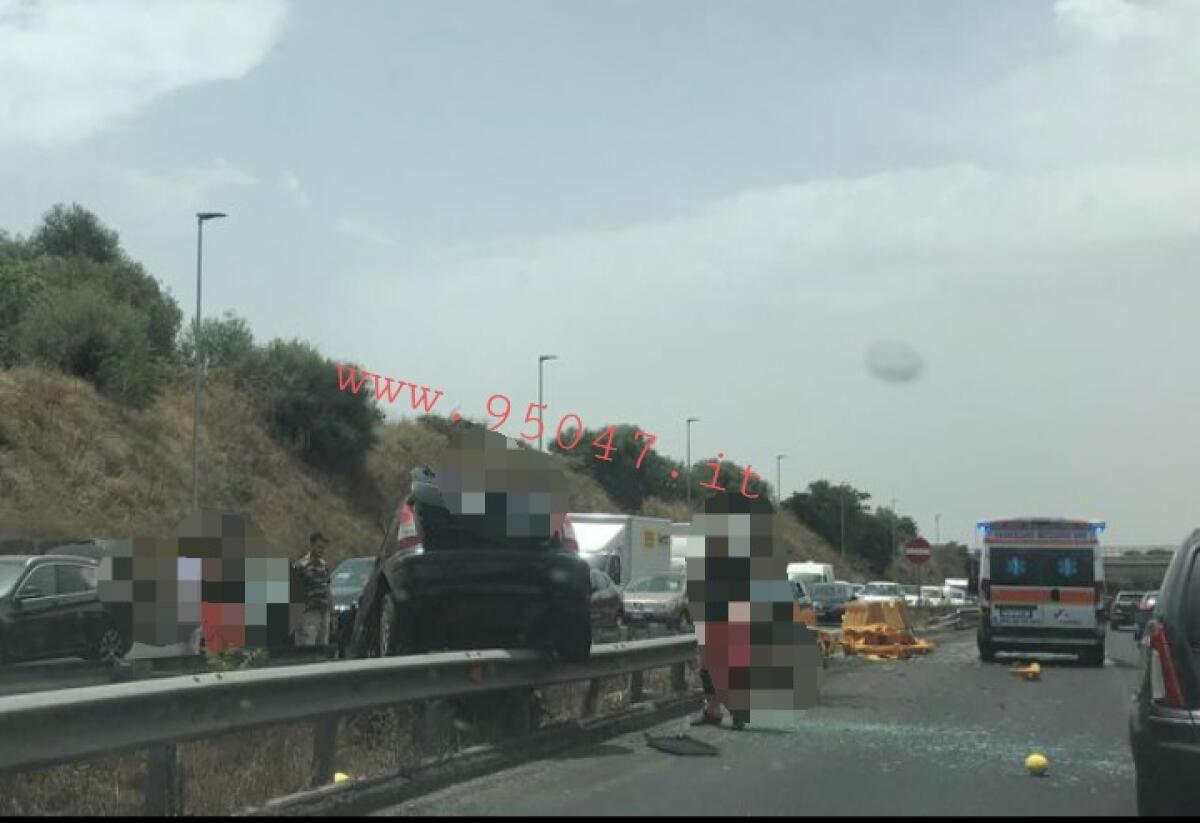 GRAVE INCIDENTE SULLA TANGENZIALE DI CATANIA, AUTO FINISCE IN BILICO SUL GUARD RAIL - 