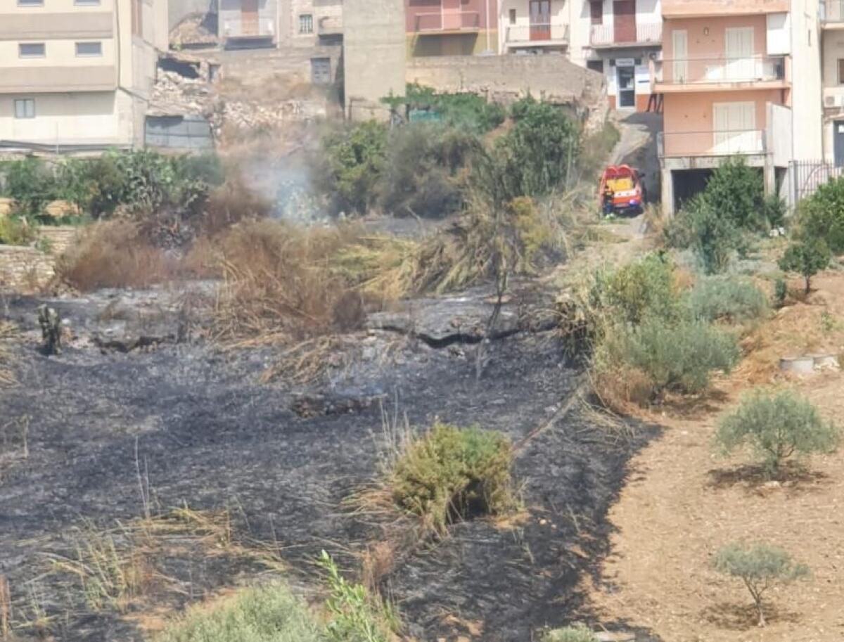 INCENDIO A CATENANUOVA, ANZIANO CARDIOPATICO VEDE IL SUO GIARDINO BRUCIARE E MUORE - 