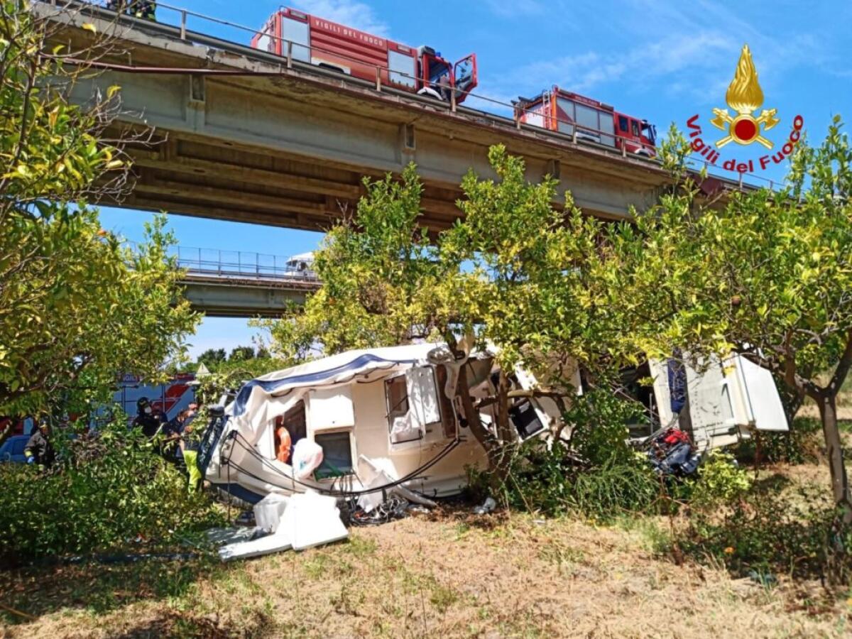 AUTO CON BARCA TRASPORTATA SUL CARRELLO PRECIPITA DAL VIADOTTO SULLA MESSINA PALERMO, UN MORTO - 